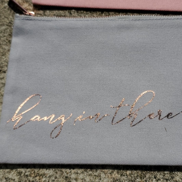 One two three  Make up or bag free gift - Picture 2 of 2